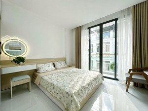 phòng mới xây giá tốt ngay phạm văn bạch_full nội thất_ban công_gần bigc trường chinh