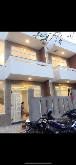 bán nhà gần biển tích hợp có 3 công trình trên đất gồm ( 2 nhà 3 tầng , dãy trọ 6 phòng)