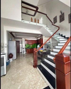 bán nhà 3 tầng 3 mê đúc kiên cố -siêu đẹp -ngõ ô tô - phó đức chính - sơn trà- đà nẵng.