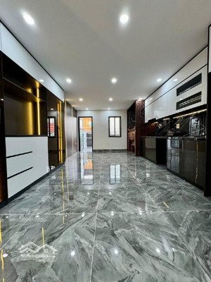 nhà dân xây , căn góc , 2 mặt thoáng , sân rộng 15m , nam dư ở ngay