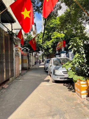 cần bán chdv 75m, 6t, giá 16.8t
full nội thất, ô tô đỗ cổng, pccc đủ tiêu chuẩn