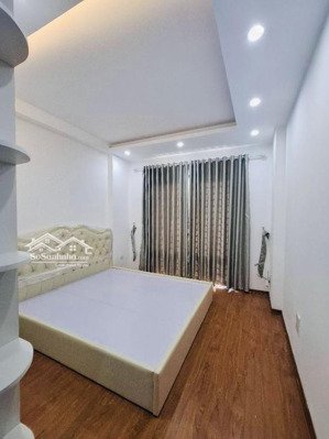 bán nhà riêng 35 m2 việt hưng, tường cột chắc chắn, còn 1 căn, ô tô đỗ cổng. 6.x tỷ gọi ngay