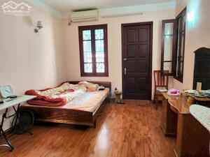 Nhà đẹp Văn Quán, 35m2, 4 tầng, nội thất đầy đủ về ở luôn, 10m ra phố, gần hồ Văn Quán, hơn 8 tỷ