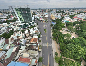 mặt tiền 8m đường hưng đạo vương, gần công viên biên hùng. có bãi đậu xe rộng, vị trí siêu đẹp