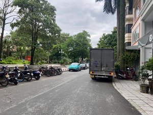 [206] bán nhà rẻ nhất hoàng cầu , dt 40m2, mt 5m, phân lô, ô tô đỗ cửa. cách công viên chỉ 50m