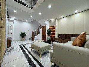 bán nhà ngọc lâm-6t-35m2-3 ngủ-oto đỗ cửa-nội thất đẹp-ở ngay -chỉ 8,2 tỷ thương lượng