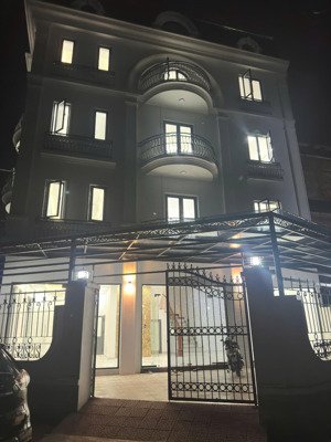 cc cho thuê nhà ngõ phố cổ nhuế 4 tầng,có sân vườn, thang máy, phù hợp làm vp,kinh doanh đỉnh