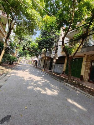 đất 918 phúc đồng phân lô vỉa hè ô tô tránh 60m- 15.9 tỷ.