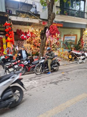 mặt phố hàng mã . gần ngã tư hàng cót , hàng gà . 88m2 mặt tiền 5.5 m (79 tỷ)