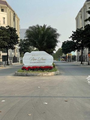 giá bán nhanh căn lk 90m2 nhà 5 tầng full nội thất. có thang máy vị trí trung tâm văn phú.