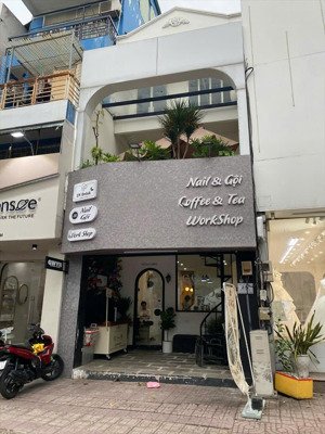 hiếm nhà mặt tiền lê văn sỹ, quận 3. ngang 5m, có sân để xe rộng rãi. giá chỉ 32 triệu/tháng