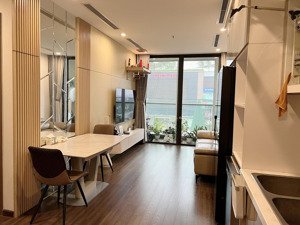 chính chủ bán căn góc 2 ngủ 2 wc view vincom buổi tối rất lung linh (bao phí) tim tường 67m