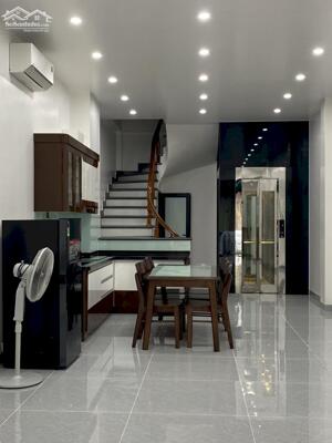 Cho thuê nhà phố Văn Cao, DT: 55m2, 4 p.ngủ khép kín.