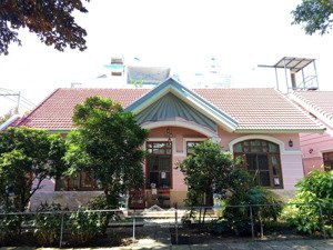 biệt thự ốp gỗ trần nhà rộng rãi thoáng mát cần bán gấp