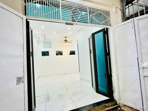 giá 10,5 tỷ kim giang quận hmai hà nội. dtich 50m mt 3m nở hậu5,4m ccmn 6 tầng 10p dong tien40ty/th