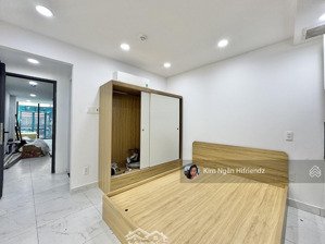 studio ngay trệt, bếp dài, nội thất mới 100% - có dán sàn gỗ - vị trí ngay sát q1 - còn 1p duy nhât