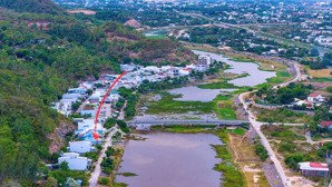 đất lưng tựa núi mặt view sông tắc , vĩnh thái , phường nam nha trang