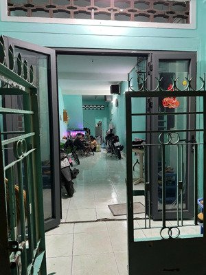 bán nhà mt, ngay sau lưng chợ bà chiểu. giá rẻ chỉ 7.3 tỷ