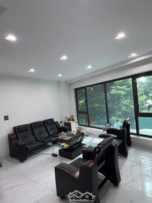 lý sơn - vỉa hè - oto chánh - 6 tầng thang máy.