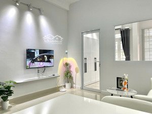 giá tốt bất ngờ phòng mới full nội thất gần sân bay