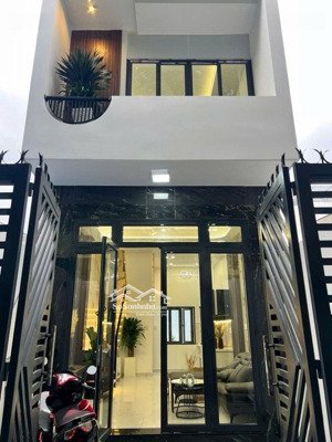 nhỉnh 4 tỷ nhà 4x10 nhà đúc 1 lầu 1 trệt mới 100% nhà đẹp lung linh sổ hồng công trứng trong ngày