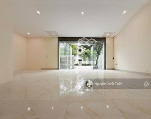 5 triệu thuê ngay mặt bằng tầng 1 căn liền kề góc khu c geleximco. lối đi riêng, vỉa hè rộng 5m