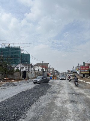 lô đất mật đường lò lu rộng 20m. kinh doanh đầu tư lâu dài xây văn phòng . xầm uất