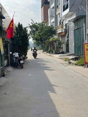 bán lô đất trục chính đấu giá x4 cửa kho đông la. lh 