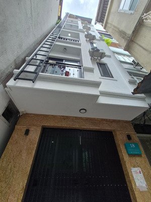 bán nhà đê la thành nhỏ. nhà đẹp ở ngay. diện tích 48m2 x 5 tầng. gần chợ, sần uất. giá 7,7 tỷ