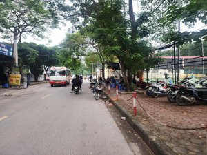 chính chủ cần bán lk văn quán giá hơn 13 tỷ, trục kinh doanh phân lô vỉa hè, mặt tiền rộng bề thế