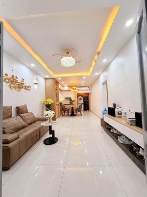 nhà đẹp ô tô đỗ cửa, phố 8 - 3, hai bà trưng 50/80m2, tầng 1, giá 5.85 tỷ