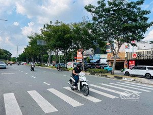 bán nhà mặt phố góc hai mặt tiền - giá 210 tỷ- hợp đồng thuê sẵn. 400trieu