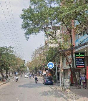 mặt phố lô góc - vỉa hè kinh doanh - mật độ giao thông cao