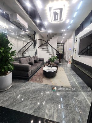 nhà 6 tầng xây mới thang máy.cách phố trần duy hưng 10m. phân lô kinh doanh. dt 50m giá 17,8 tỷ.