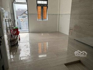 chdv gần 70m2, thổ cư, hoàn công 5 tầng. mt đường xe hơi, ngay phạm văn đồng. dòng tiền gần 30tr