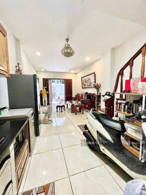 nhà quần ngựa 43m*5t, mt 3.9m, ngõ rộng 2m, 3 xe máy tránh, gần phố, 20m ra phố, 2 thoáng 10.6 tỷ