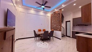 chính chủ bán nhà ngõ 67 văn cao, 33m2, mặt tiền 5m, full nội thất, cực gần ô tô