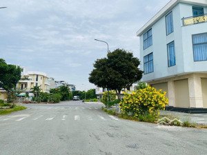 cần bán nhanh lô đất 2 mặt tiền khu 4, đường thông thoáng sổ đõ sẵn công chứng nhanh!