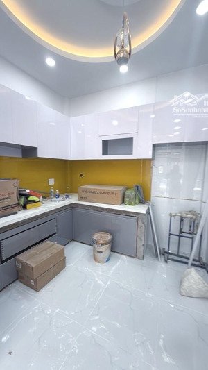 nhà đang sửa sắp xong . diện tích : 3x9m nhà 1 tret , 1 lầu. gồm 2 phòng ngủ, 2 toilet