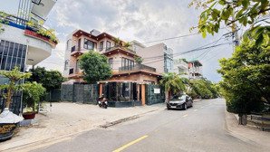 nhà 3 tầng lô góc 2 mặt tiền sơn thuỷ 8, gần biển và sông nam việt á vị trí siêu thoáng