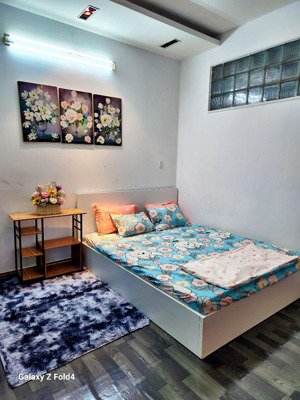 ace môi giới chạy phụ e ạ.( phí nữa tháng )
cho thuê phòng mặt tiền đường d4 khu him lam ,p