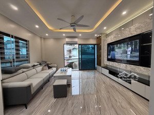 nhà cổ linh, 6 tầng thang máy, 40m2, ô tô vào nhà, lô góc, gần vườn hoa, ô tô để thoải mái