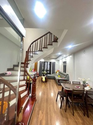 nhà bán cách văn miếu 600m, gần hồ linh quang, dân xây đẹp ở và kinh doanh được ngay