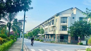 bán nhanh căn shophouse góc 3 mặt tiền full nội thất đang cho thuê 20tr/tháng tại centa city