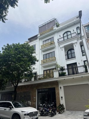 1 căn duy nhất 90m2 nhà 5 tầng full nội thất. có thang máy. đường 18m đang cho thuê 40 triệu