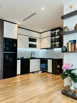 mời thuê căn hộ 2pn 2wc 73m2 đủ đồ đẹp view hồ ban công đn toà l1 landmark.hl ạ