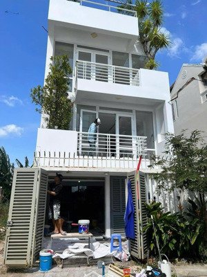 bán căn nhà phố 3 tầng đường phó đức chính, p.vĩnh hoà, nha trang, sát biển 300m, khu vực sầm uất