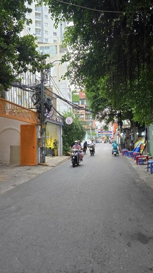 cho thuê mặt bằng kinh doanh rộng đẹp, ngay trung tâm, sẵn sân vườn tại nguyễn văn đậu, phú nhuận