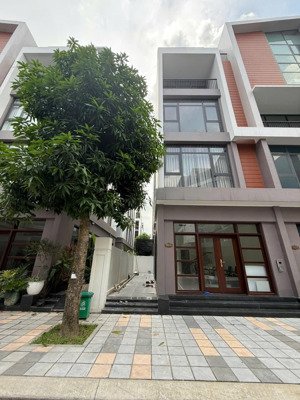 cần bán gấp căn sao biển giá chỉ 138tr/m2 quá rẻ , sẵn sổ , căn xẻ khe,5 tầng cực thoáng mát và đep