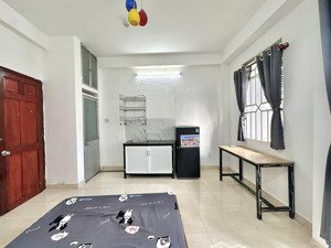 còn trống duy nhất 1 phòng ban công ngay ngã tư phú nhuận, đầy đủ nội thất có thể ở ngay
